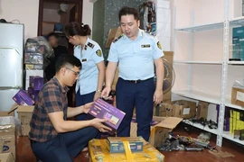 Tràn lan màn hình ô tô, camera hành trình không nguồn gốc trên Shopee