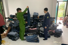 Tạm giữ 5 bao tải chứa chân váy bò nữ nhập lậu 