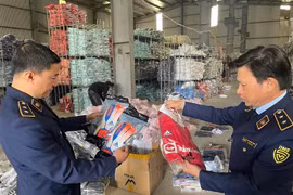Tạm giữ gần 30.000 trang phục, phụ kiện thể thao nghi giả mạo nhãn hiệu