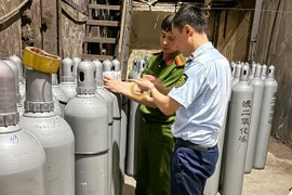 Tạm giữ hơn 3 tấn khí nghi là “khí cười” chưa rõ nguồn gốc