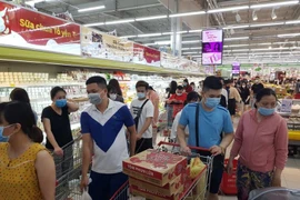 Hà Nội: Người dân đổ xô ra siêu thị mua hàng tiêu dùng thiết yếu