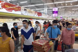 Hà Nội: Người dân đổ xô ra siêu thị mua hàng tiêu dùng thiết yếu