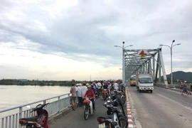 Tìm kiếm nam thanh niên nhảy cầu tự tử giữa đêm