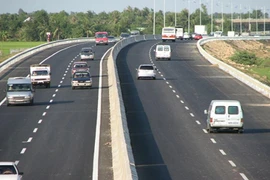 Thu phí dịch vụ đường cao tốc do Nhà nước đầu tư: Cần đánh giá tác động kỹ lưỡng