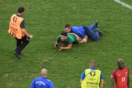 Fan cuồng lao vào sân nhưng không thể tiếp cận được Ronaldo