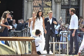 Gác lại nỗi buồn EURO, Schweinsteiger đưa hoa hậu quần vợt người Serbia về dinh