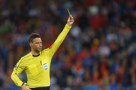 Trọng tài "thảm họa" sẽ cầm còi trận chung kết EURO 2016
