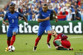 Payet phân bua về cú "tackle" khiến Ronaldo suýt phải ôm hận