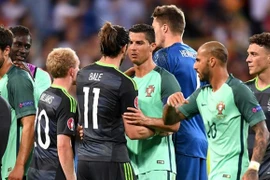 Ronaldo nói gì với Bale sau khi Bồ Đào Nha loại Wales khỏi EURO 2016?
