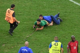 Fan cuồng lao vào sân nhưng không thể tiếp cận được Ronaldo