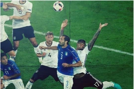 Chùm ảnh hài hước về tình huống chơi bóng bằng tay của Jerome Boateng