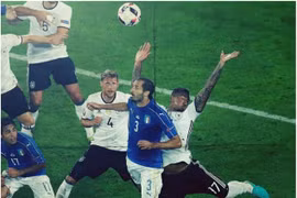 Chùm ảnh hài hước về tình huống chơi bóng bằng tay của Jerome Boateng