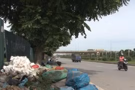Rác, vật liệu xây dựng "bao vây" đại lộ Thăng Long