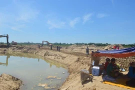 Mặc nguy cơ đuối nước, tình trạng khai thác cát trái phép vẫn diễn ra