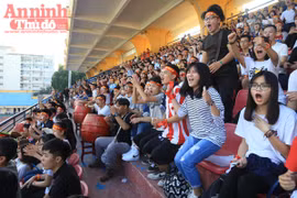 Các cổ động viên "cháy" hết mình cho trận chung kết bóng đá học sinh Hà Nội