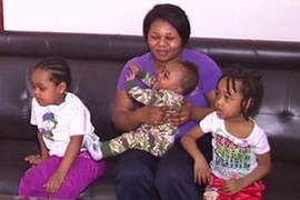 Thót tim chứng kiến cảnh mẹ thả 3 đứa con từ tầng 4 để thoát khỏi biển lửa