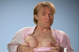 Nhận lời thách đố 100.000 USD, người đàn ông cấy ngực phụ nữ nóng bỏng 