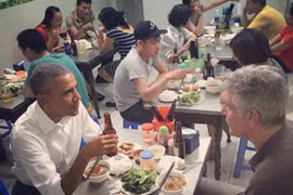 Đầu bếp Mỹ "phục sát đất" kỹ năng cầm đũa dùng bún chả Hà Nội của ông Obama