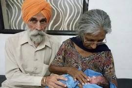 Chuyện khó tin: Sinh con khi vợ 70 tuổi, chồng 79 tuổi 