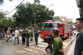 Ô tô bốc cháy, lan sang xe máy