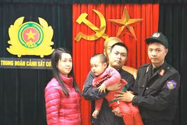 Giao bé trai bị lạc ở phố đi bộ hồ Hoàn Kiếm cho gia đình