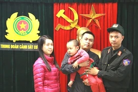 Giao bé trai bị lạc ở phố đi bộ hồ Hoàn Kiếm cho gia đình