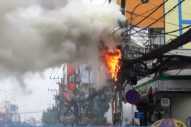 Cột cáp viễn thông cháy nổ giữa phố