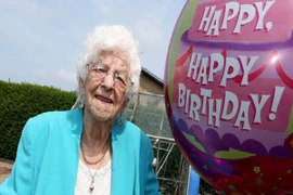 Anh: Bí quyết sống lâu, sống khỏe của cụ bà 102 tuổi