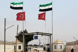 Đoàn xe quân sự chở hàng trăm tay súng từ Thổ Nhĩ Kỳ tiến vào Syria