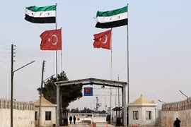 Đoàn xe quân sự chở hàng trăm tay súng từ Thổ Nhĩ Kỳ tiến vào Syria