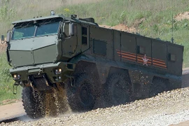 Lính đổ bộ đường không Nga chuẩn bị nhận xe bọc thép chở quân mới