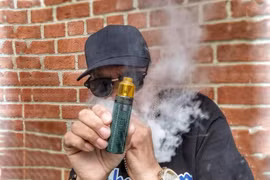 Sắp tới, sử dụng thuốc lá điện tử có thể bị phạt tới 2 triệu đồng?