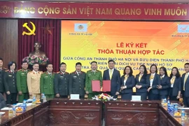 Công an Hà Nội ký thỏa thuận hợp tác với Bưu điện về cung cấp dịch vụ công trực tuyến 