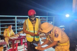 Khóc ròng vì bị tạm giữ xe do tài xế lái xe hộ vi phạm nồng độ cồn