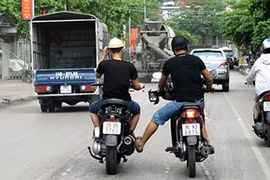 Mới nhất: Dùng xe máy để kéo, đẩy xe khác đi trên đường có vi phạm luật?