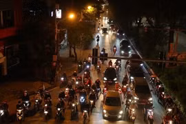 Quy định mới nhất về các trường hợp lái xe phải tắt đèn pha, bật đèn chiếu gần