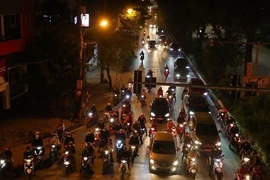 Quy định mới nhất về các trường hợp lái xe phải tắt đèn pha, bật đèn chiếu gần