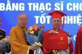 Không có bằng cấp 3 nhưng có bằng Tiến sỹ, xử lý thế nào?
