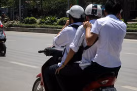 Quy định mới nhất về tín hiệu đèn giao thông, trường hợp được chở 3 người trên xe máy 