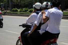 Quy định mới nhất về tín hiệu đèn giao thông, trường hợp được chở 3 người trên xe máy 