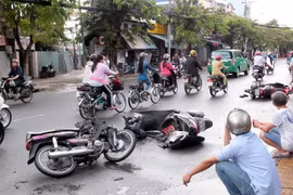 Vượt đèn đỏ, đuổi theo kẻ cướp tài sản gây tai nạn có bị phạt tiền, phạt tù?