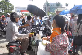 Tờ rơi "tấn công" thí sinh và người nhà ngay trước điểm thi