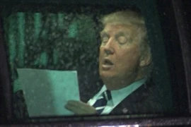 Clip Tổng thống Donald Trump "gây bão" khi "ôn bài" trước giờ phát biểu