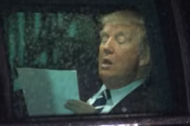 Clip Tổng thống Donald Trump "gây bão" khi "ôn bài" trước giờ phát biểu