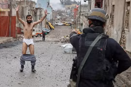 Dân thường Iraq cởi quần áo chứng minh không ôm bom tự sát 