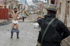 Dân thường Iraq cởi quần áo chứng minh không ôm bom tự sát 