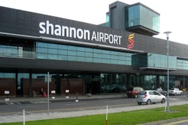 Máy bay hạ cánh để khách… đi vệ sinh