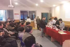 Được tặng phiếu mua hàng, con cái đổ xô thăm cha mẹ tại nhà dưỡng lão