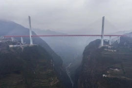 Trung Quốc khánh thành cây cầu cao ngang tòa nhà 200 tầng