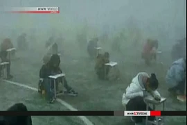 Đình chỉ công tác hiệu trưởng ép học sinh thi trong sương mù